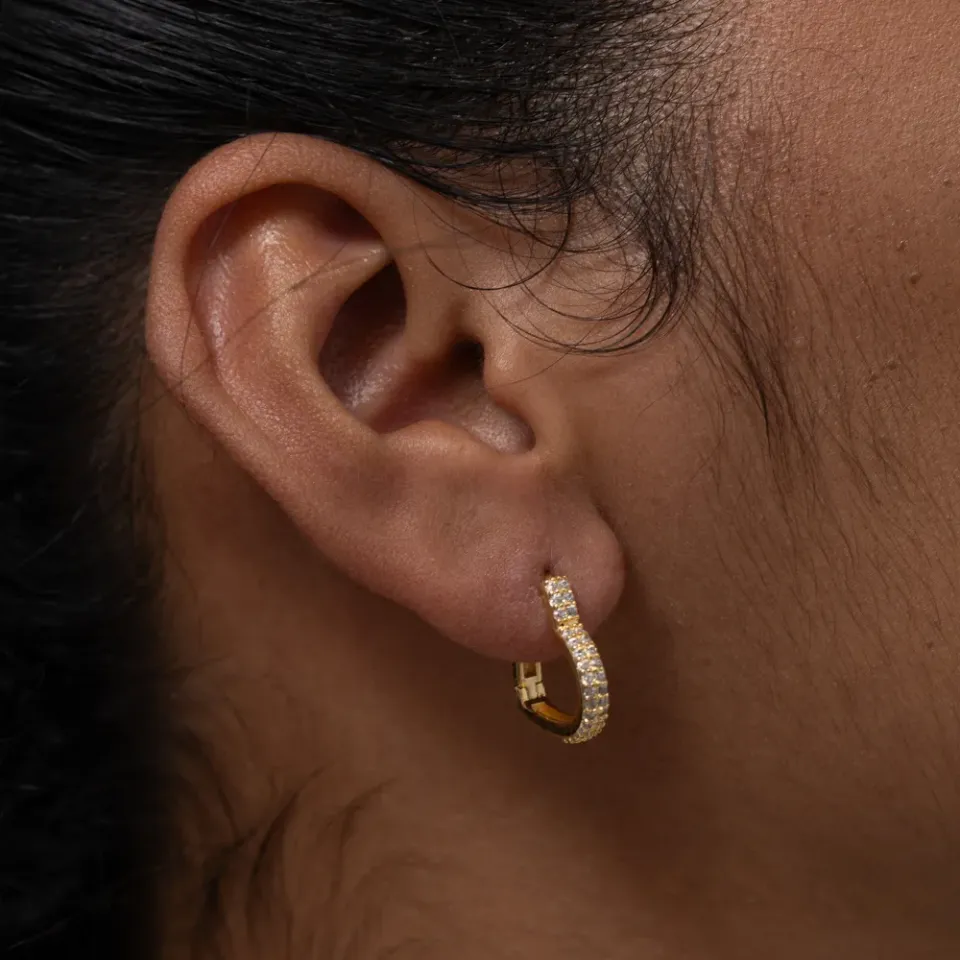 BRINCO ARGOLA CORAÇÃO FILEIRA DUPLA CRAVEJADA BANHO OURO 18K