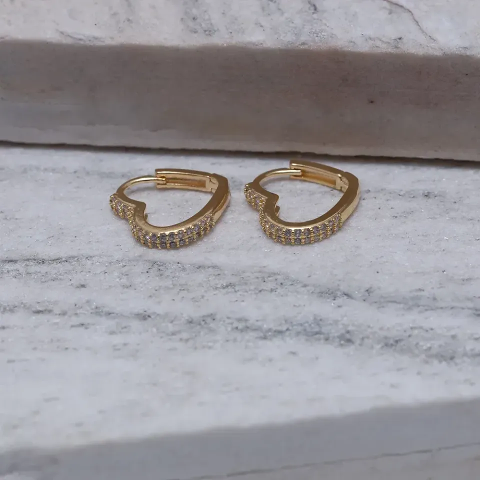 BRINCO ARGOLA CORAÇÃO FILEIRA DUPLA CRAVEJADA BANHO OURO 18K