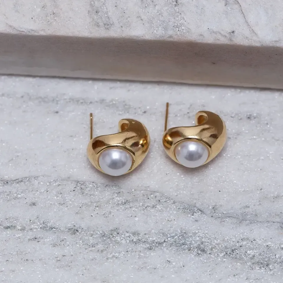 BRINCO ARGOLINHA COM PÉROLA BANHO OURO 18K