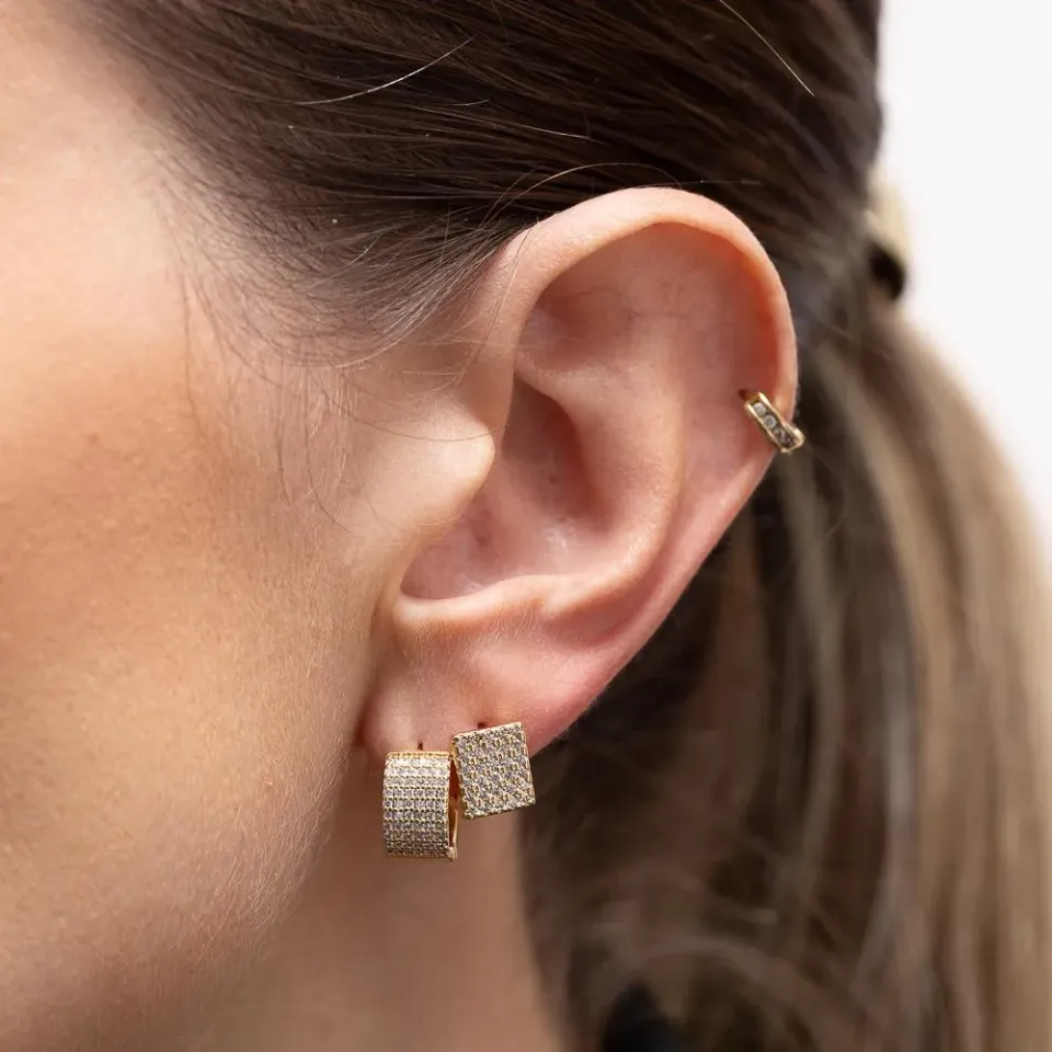 BRINCO ARGOLA M LARGA CRAVEJADA COM ZIRCÔNIAS BANHO OURO 18K