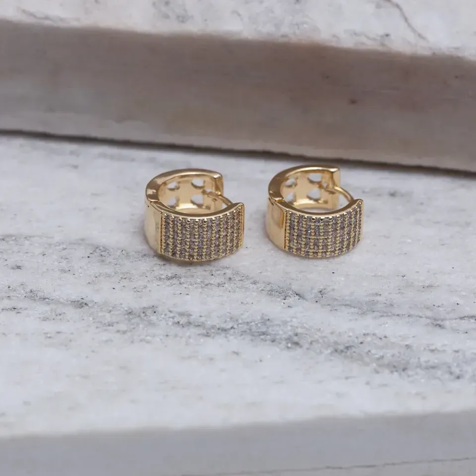 BRINCO ARGOLA M LARGA CRAVEJADA COM ZIRCÔNIAS BANHO OURO 18K