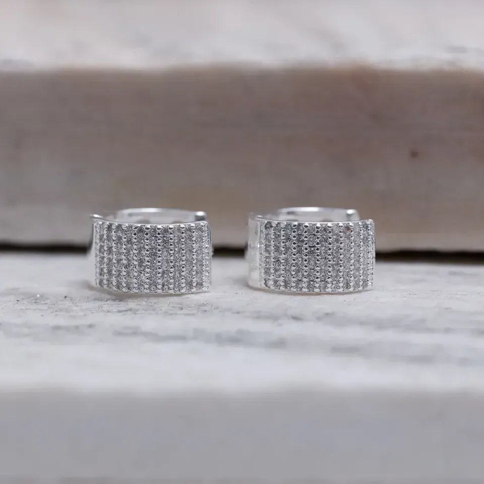 BRINCO ARGOLA M LARGA CRAVEJADA COM ZIRCÔNIAS BANHO PRATA