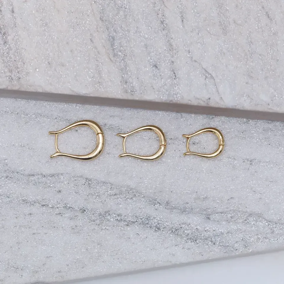 BRINCO ARGOLA HARPA G BANHO OURO 18K
