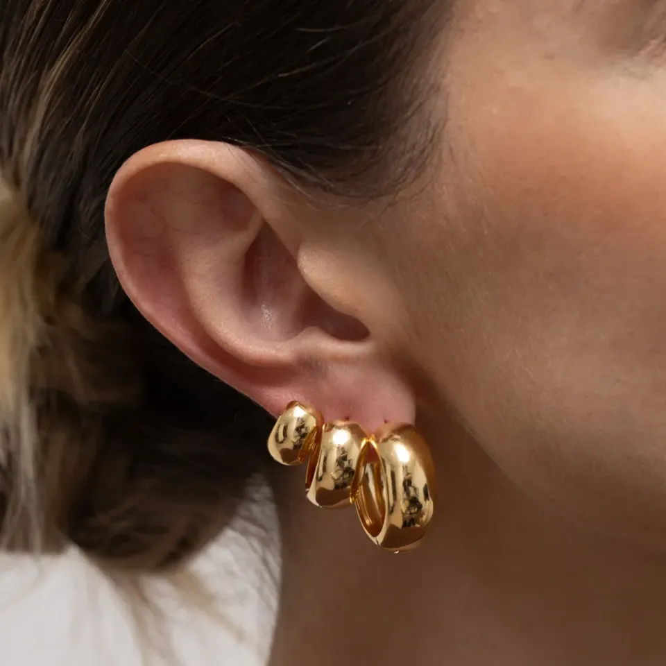 BRINCO ARGOLA M LARGA ABAULADA BANHO OURO 18K