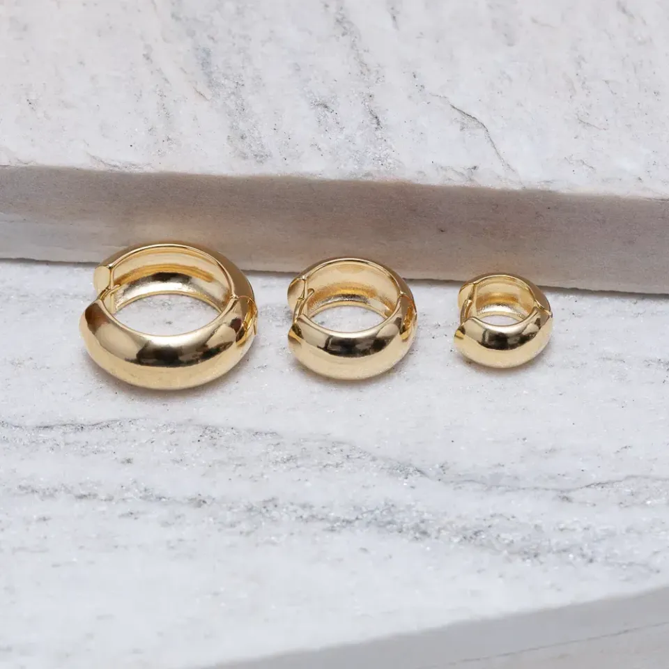 BRINCO ARGOLA P LARGA ABAULADA BANHO OURO 18K