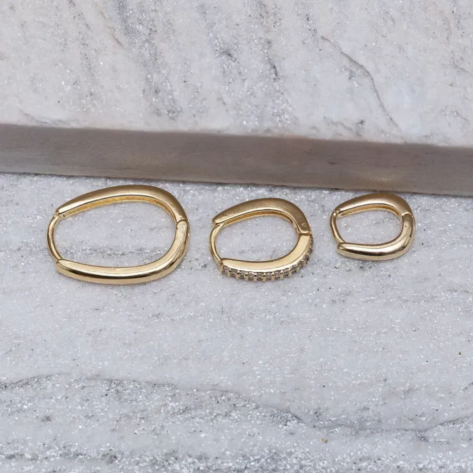 BRINCO ARGOLA M OVAL FINA CRAVEJADA BANHO OURO 18K