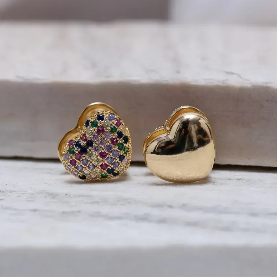 BRINCO ARGOLA CORAÇÃO COM ZIRCÔNIAS COLORIDAS BANHO OURO 18K