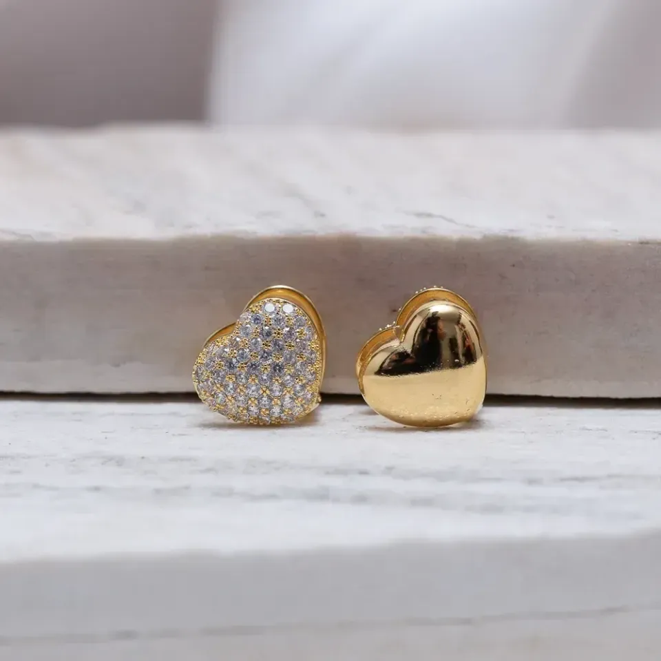 BRINCO ARGOLA CORAÇÃO COM ZIRCÔNIAS CRISTAIS BANHO OURO 18K