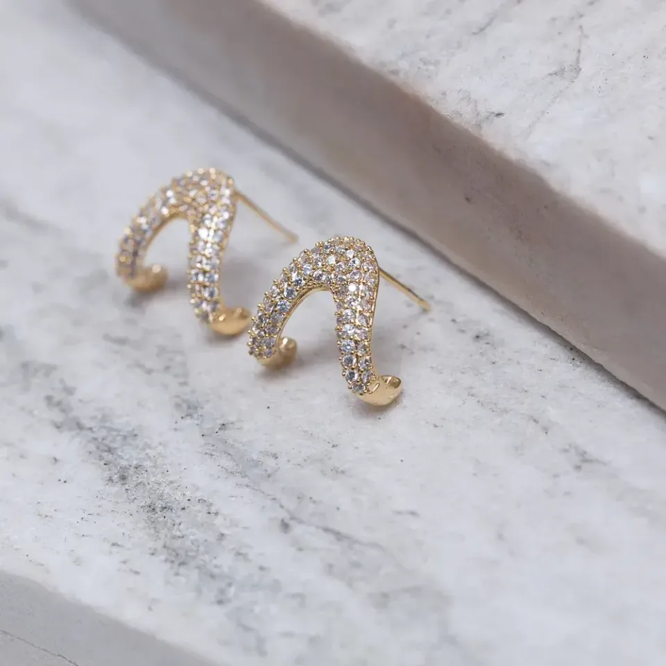 BRINCO EAR CUFF PONTEAGUDO CRAVEJADO BANHO OURO 18K
