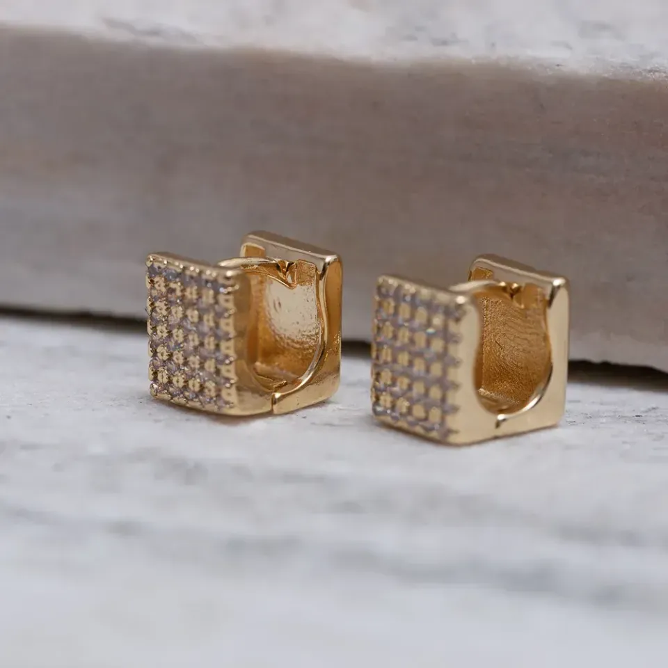 BRINCO ARGOLA QUADRADA CRAVEJADA BANHO OURO 18K