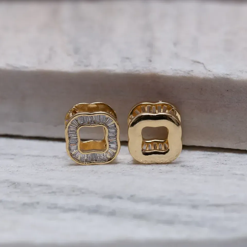 BRINCO ARGOLA VIRGINIA COM ZIRCÔNIAS NAVETE BANHO OURO 18K
