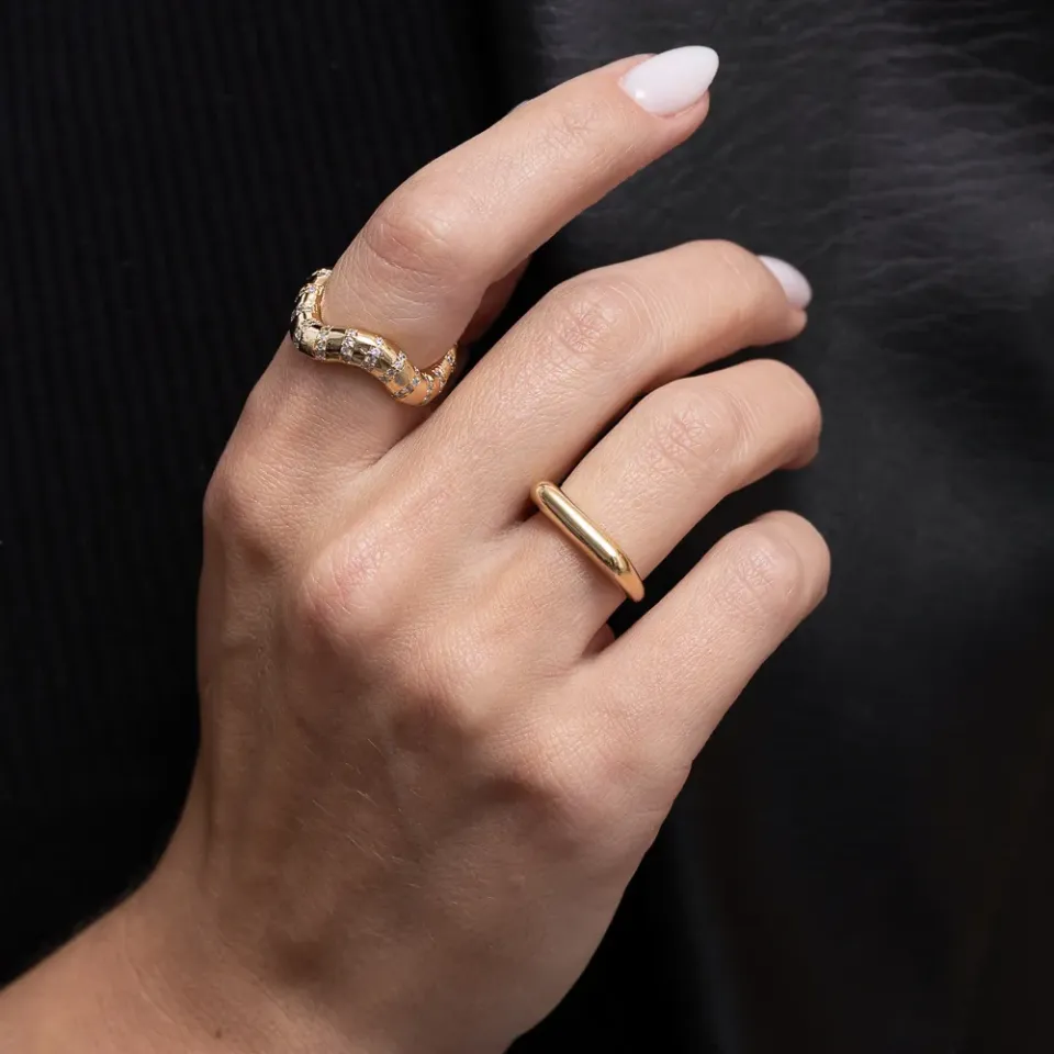ANEL ORGÂNICO ONDULADO COM ZIRCÔNIAS BANHO OURO 18K