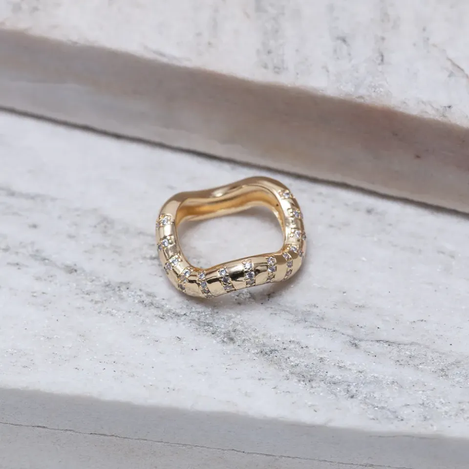 ANEL ORGÂNICO ONDULADO COM ZIRCÔNIAS BANHO OURO 18K