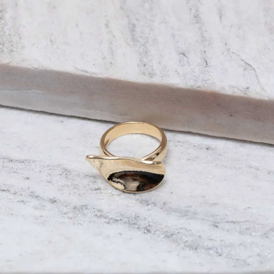 ANEL FOLHA ORGÂNICA LISA BANHO OURO 18K