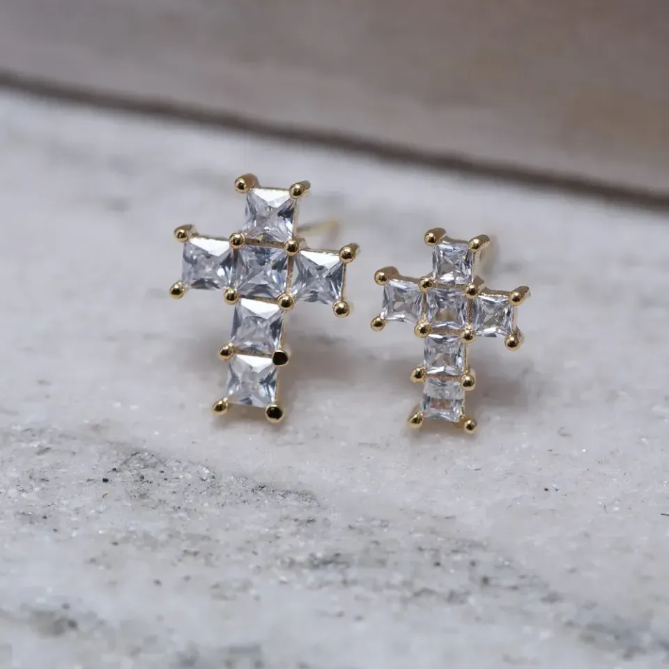 BRINCO CRUZ M COM PEDRAS CRISTAIS BANHO OURO 18K