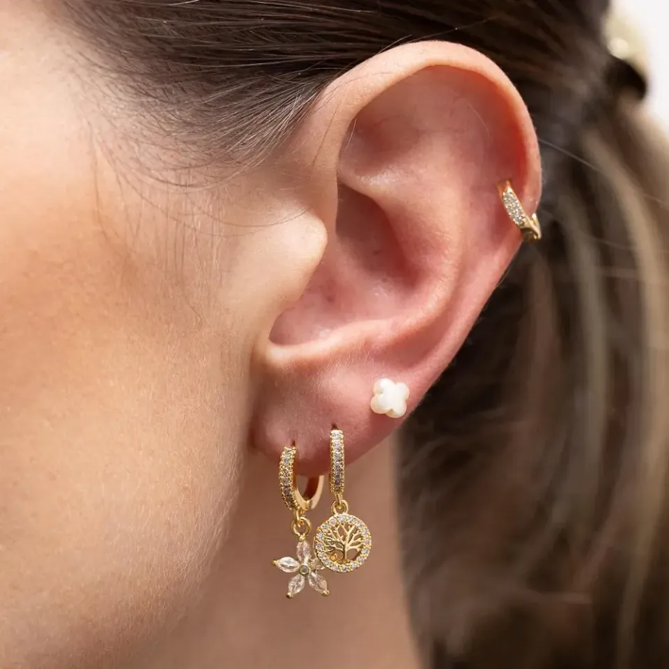 BRINCO ARGOLINHA ÁRVORE DA VIDA COM ZIRCÔNIAS BANHO OURO 18K