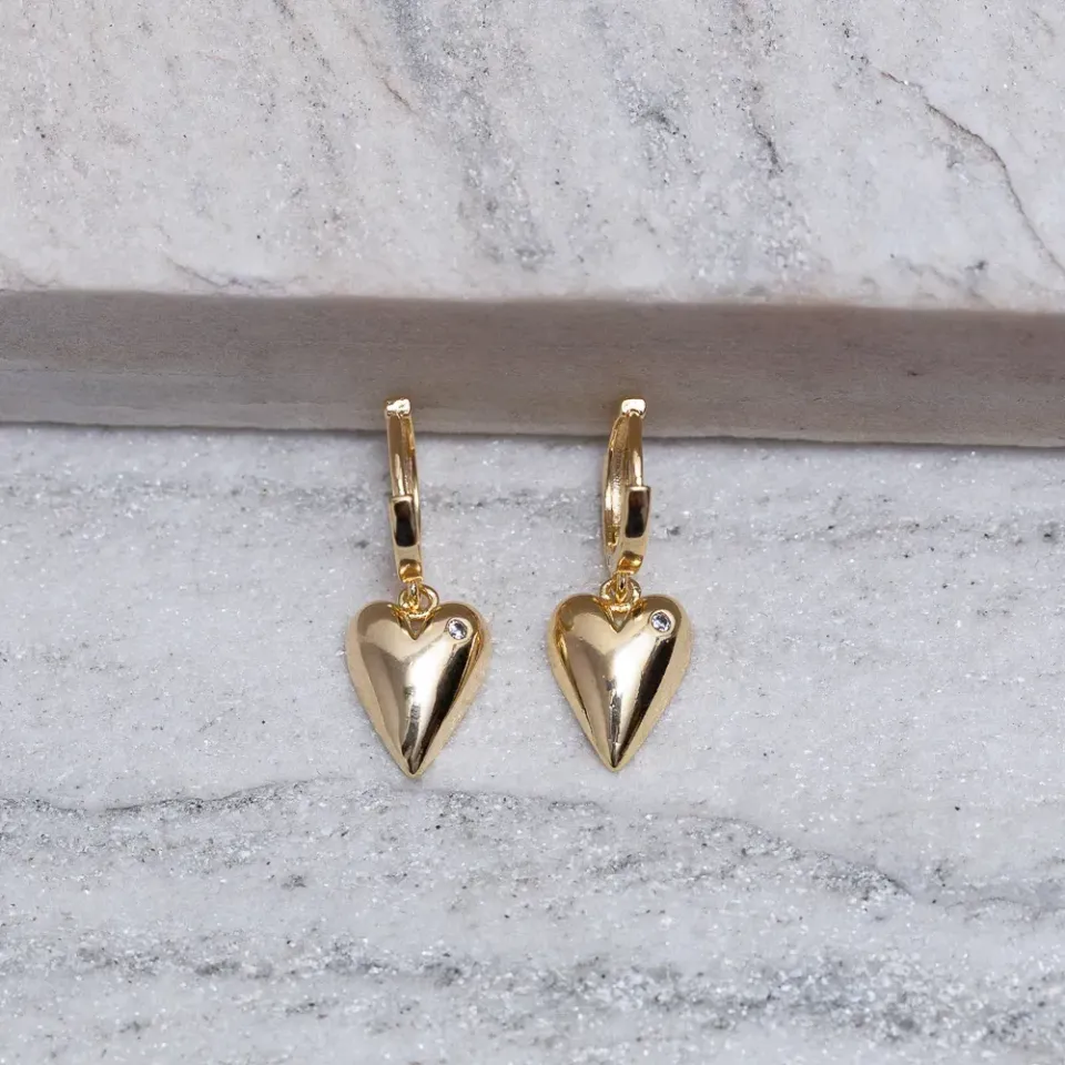BRINCO ARGOLINHA COM CORAÇÃO LISO BANHO OURO 18K
