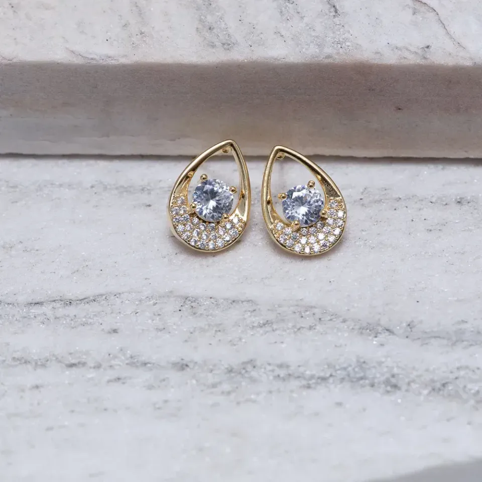 BRINCO GOTA COM ZIRCÔNIAS CRISTAIS BANHO OURO 18K