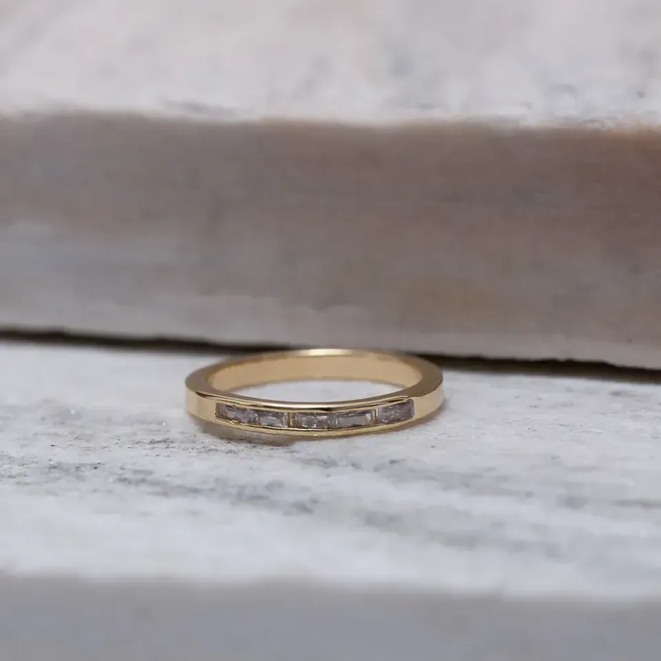 ANEL DELICADO COM ZIRCÔNIAS NAVETE BANHO OURO 18K
