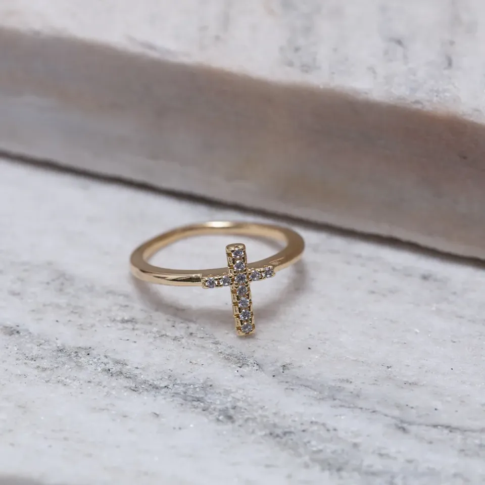 ANEL CRUZ CRAVEJADO COM ZIRCÔNIAS BANHO OURO 18K