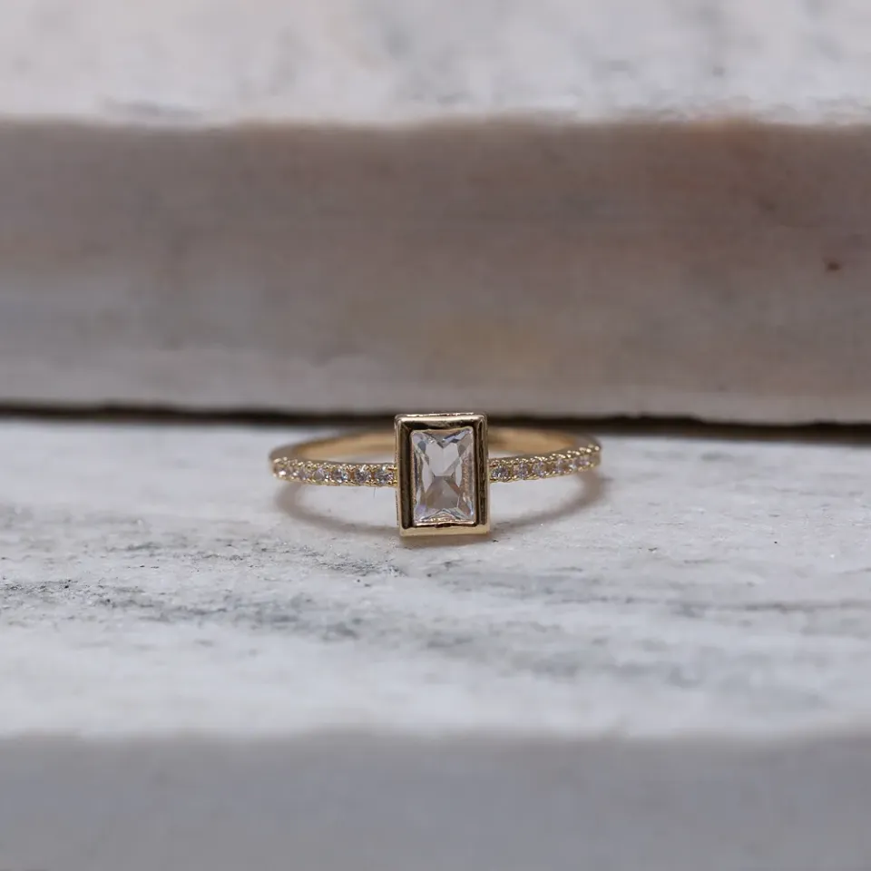 ANEL SOLITÁRIO RETÂNGULO CRAVEJADO BANHO OURO 18K