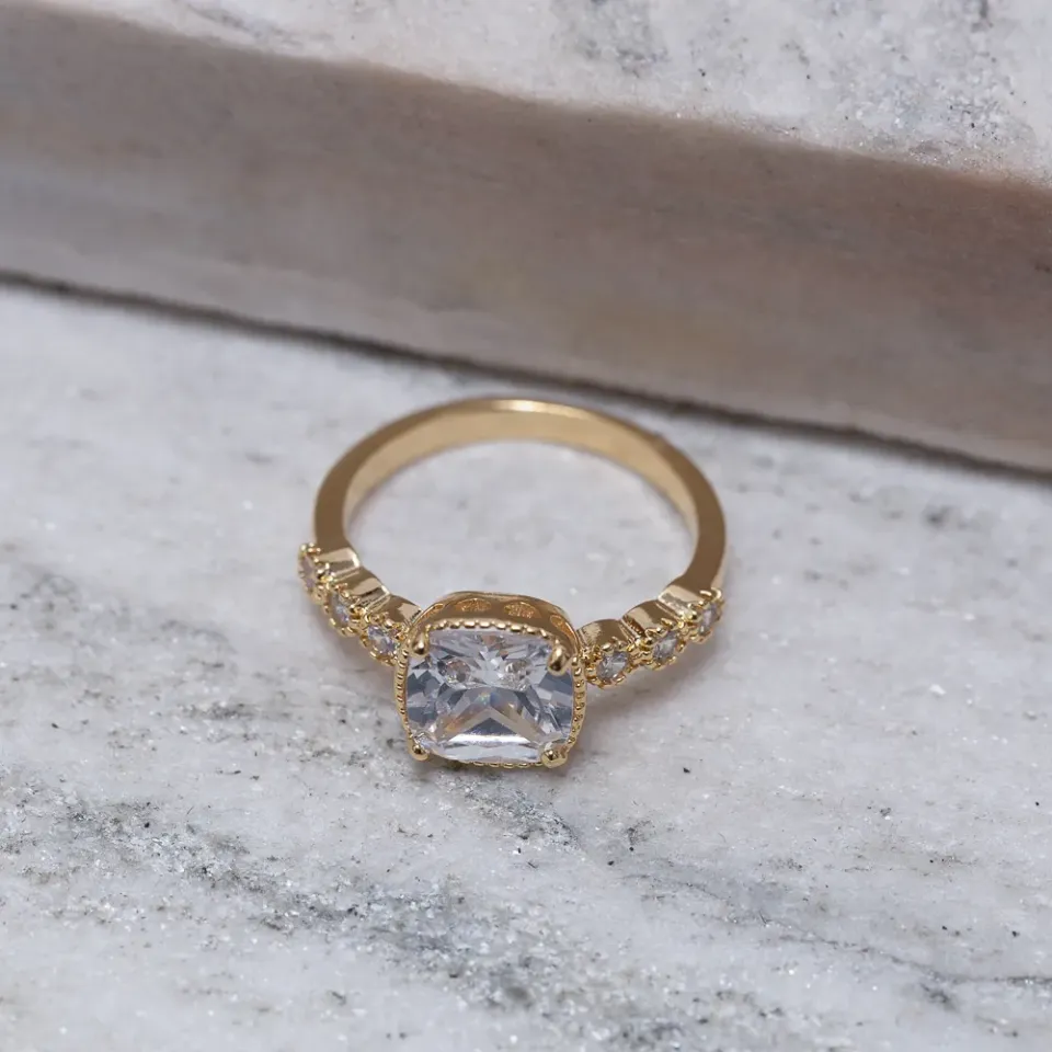 ANEL SOLITÁRIO COM PEDRA CRISTAL E CRAVEJADO BANHO OURO 18K