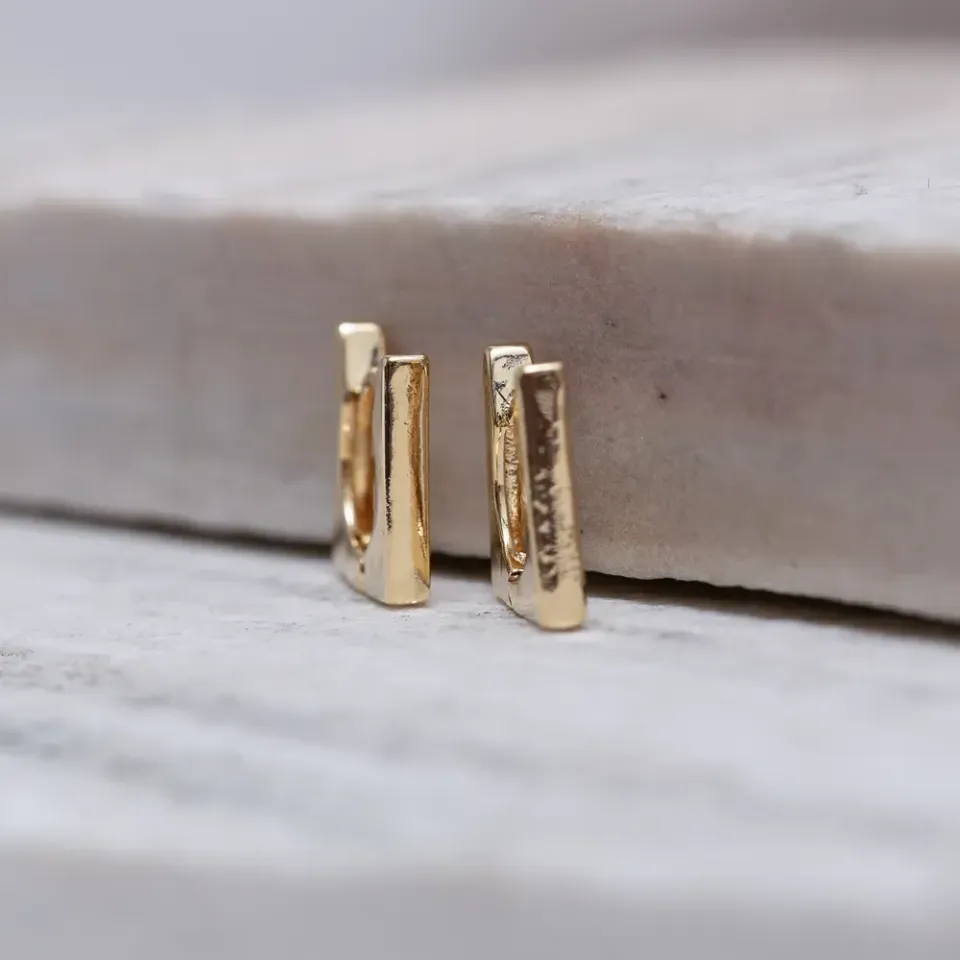 BRINCO ARGOLA QUADRADA LISA BANHO OURO 18K