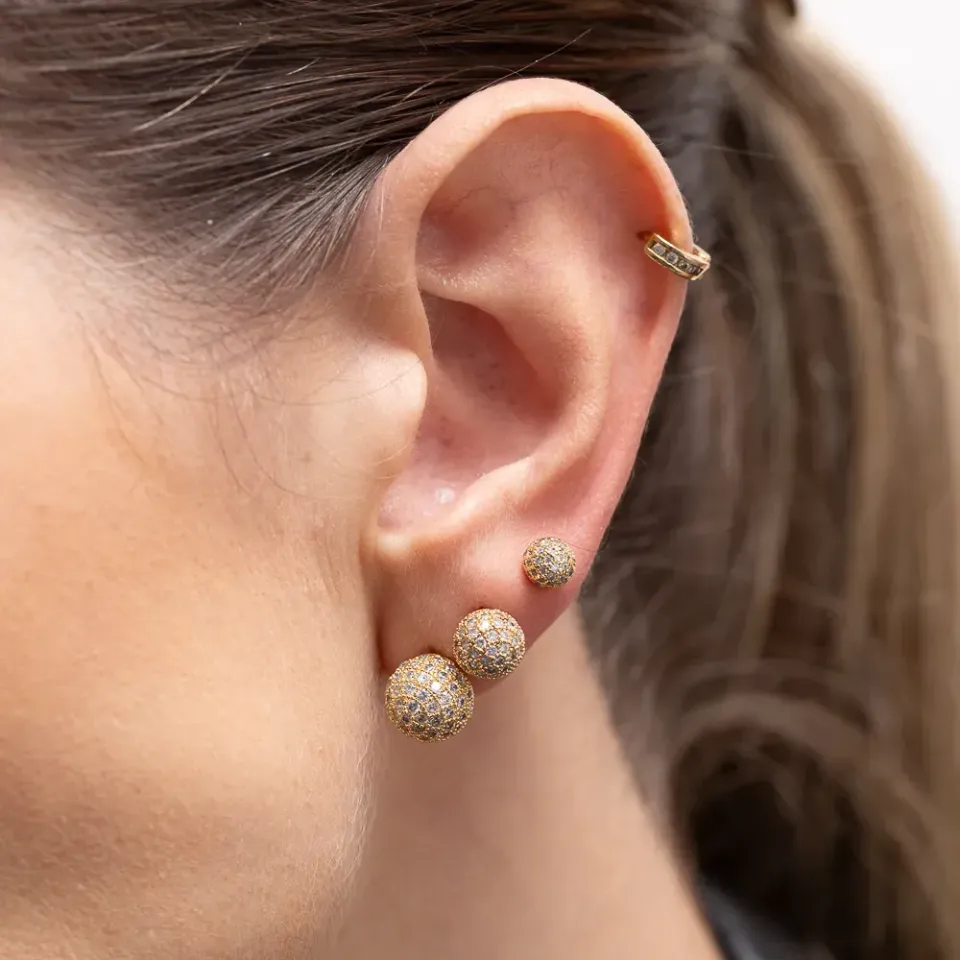 BRINCO BOLINHA G CRAVEJADA CRISTAL BANHO OURO 18K