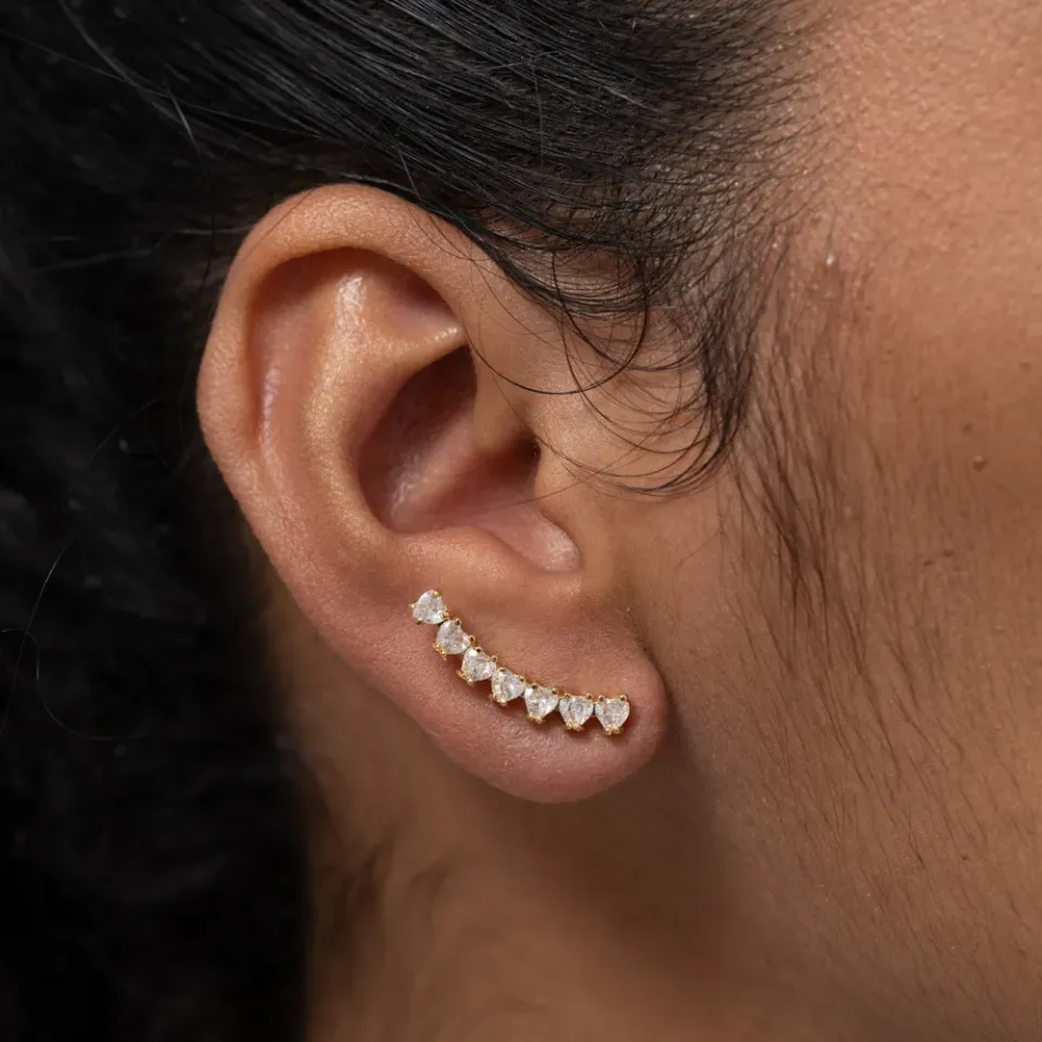BRINCO EAR CUFF CORAÇÕES CRISTAIS BANHO OURO 18K