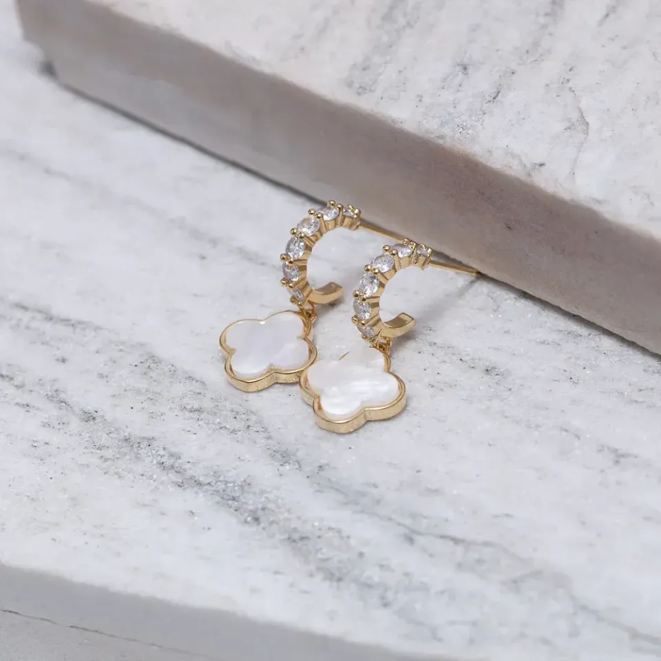 BRINCO MEIA ARGOLA VIRGINIA BRANCO PEROLIZADO BANHO OURO 18K