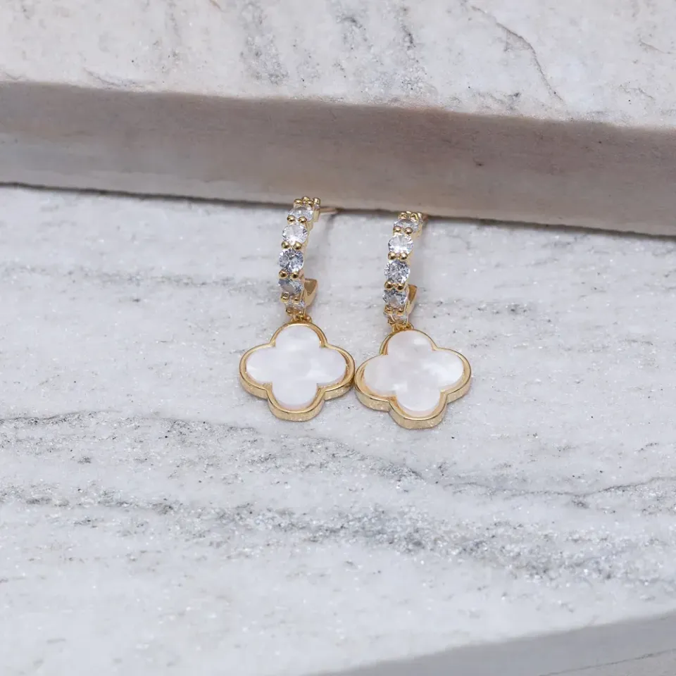 BRINCO MEIA ARGOLA VIRGINIA BRANCO PEROLIZADO BANHO OURO 18K
