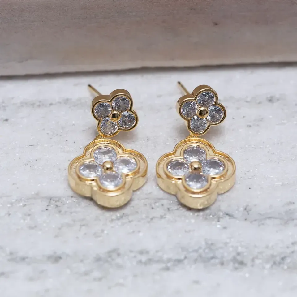 BRINCO VIRGINIA COM ZIRCÔNIAS CRISTAIS BANHO OURO 18K