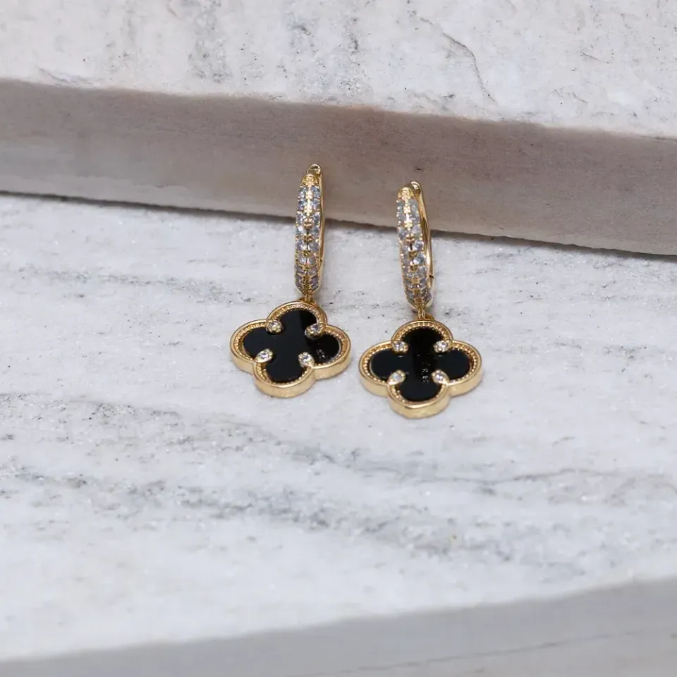 BRINCO ARGOLA CRAVEJADA COM VIRGINIA PRETO BANHO OURO 18K