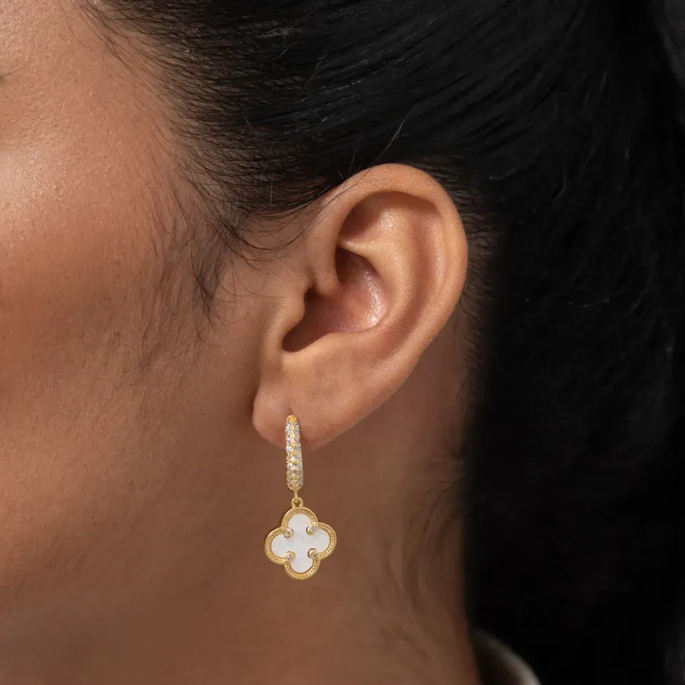 BRINCO ARGOLA CRAVEJADA COM VIRGINIA BRANCO PEROLIZADO BANHO OURO 18K