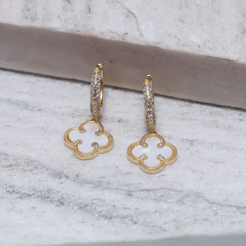 BRINCO ARGOLA CRAVEJADA COM VIRGINIA BRANCO PEROLIZADO BANHO OURO 18K