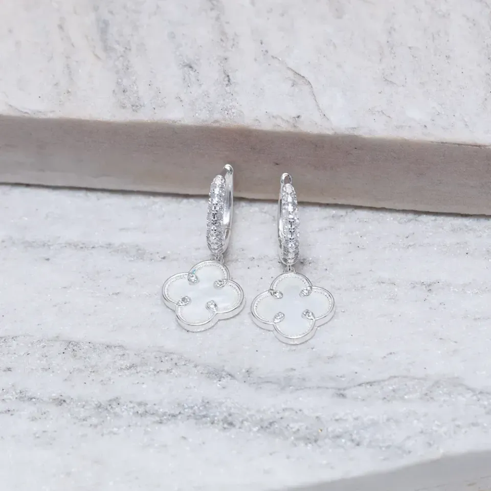 BRINCO ARGOLA CRAVEJADA COM VIRGINIA BRANCO PEROLIZADO BANHO PRATA