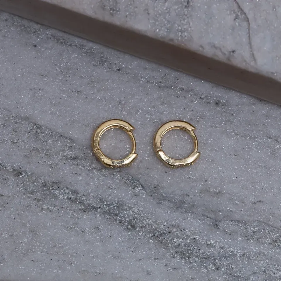BRINCO ARGOLINHA PP ACHATADO COM ZIRCÔNIAS BANHO OURO 18K