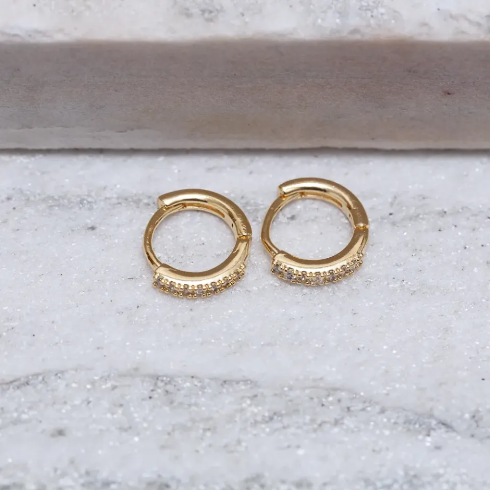 BRINCO ARGOLA P SOLITÁRIA CRAVEJADA BANHO OURO 18K