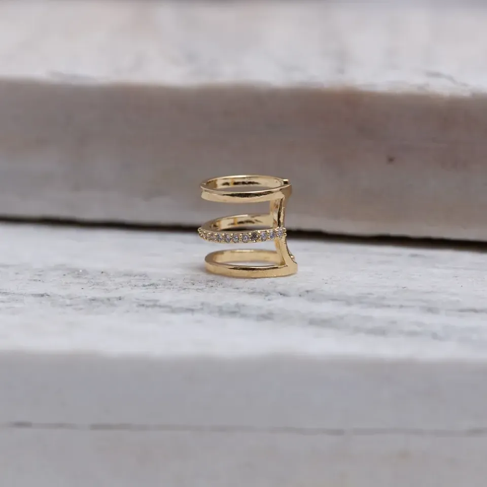 BRINCO FAKE TRIPLO FINO COM ZIRCÔNIAS BANHO OURO 18K