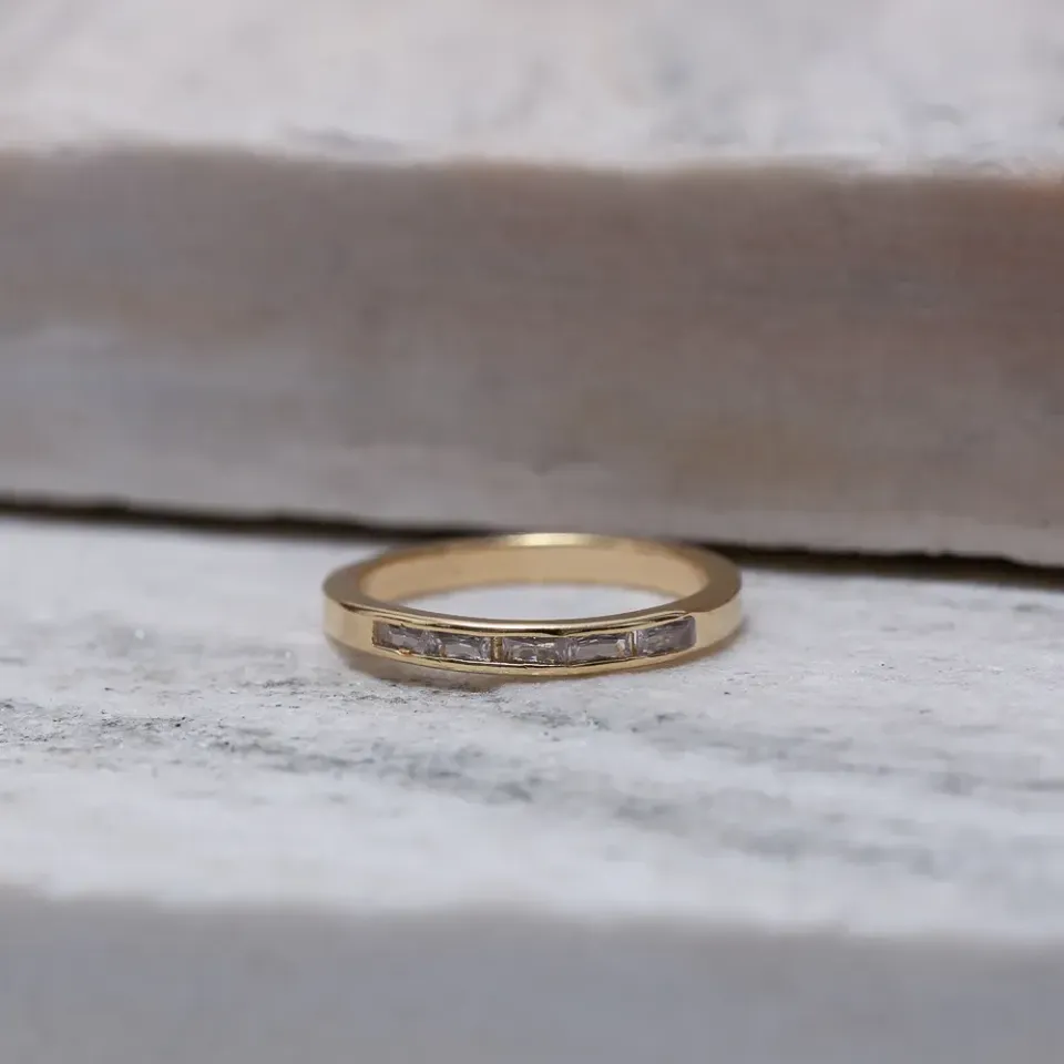 ANEL DELICADO COM ZIRCÔNIAS NAVETE BANHO OURO 18K