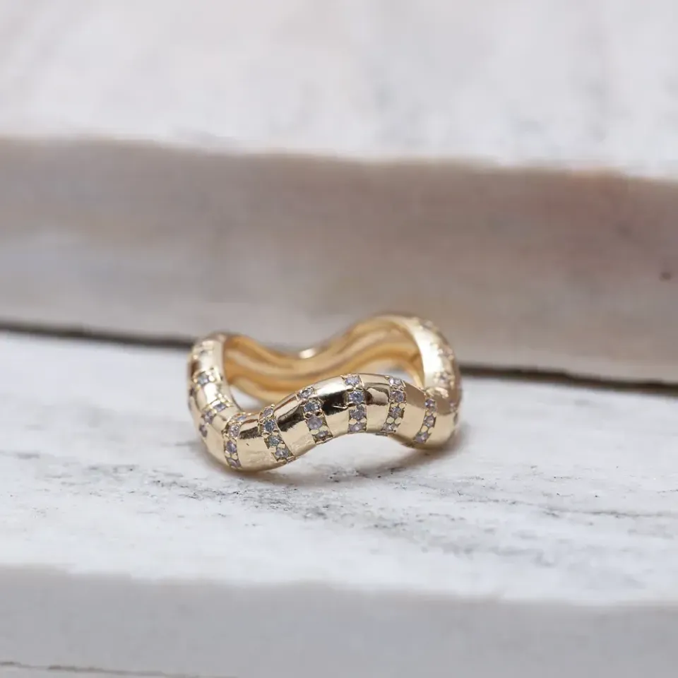 ANEL ORGÂNICO ONDULADO COM ZIRCÔNIAS BANHO OURO 18K