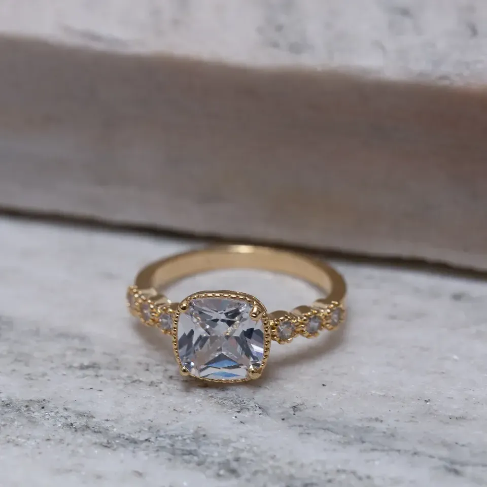 ANEL SOLITÁRIO COM PEDRA CRISTAL E CRAVEJADO BANHO OURO 18K