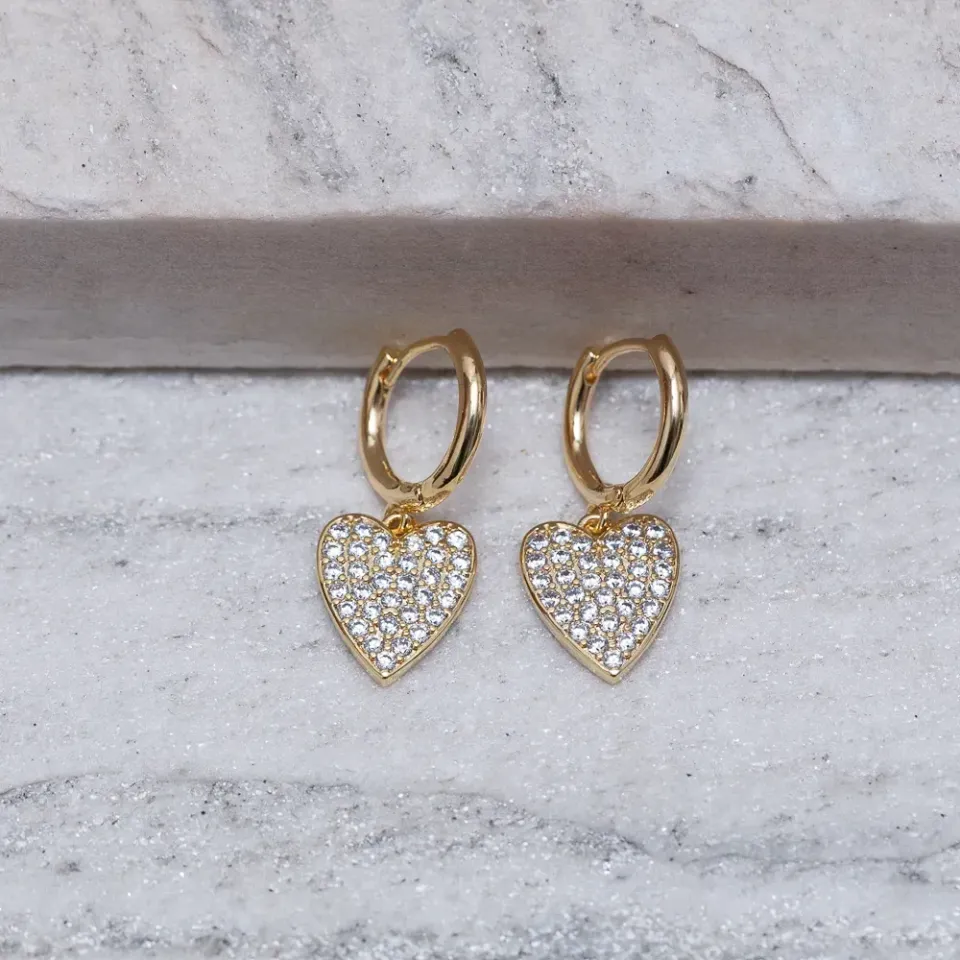 BRINCO ARGOLA COM CORAÇÃO CRAVEJADO BANHO OURO 18K