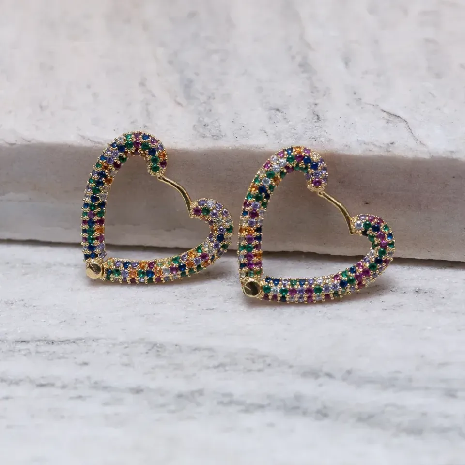 BRINCO ARGOLA CORAÇÃO COLORIDO E CRISTAL BANHO OURO 18K
