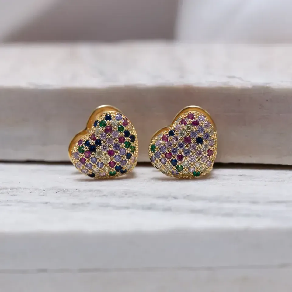 BRINCO ARGOLA CORAÇÃO COM ZIRCÔNIAS COLORIDAS BANHO OURO 18K