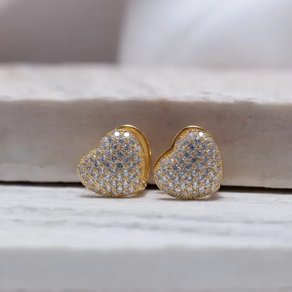 BRINCO ARGOLA CORAÇÃO COM ZIRCÔNIAS CRISTAIS BANHO OURO 18K
