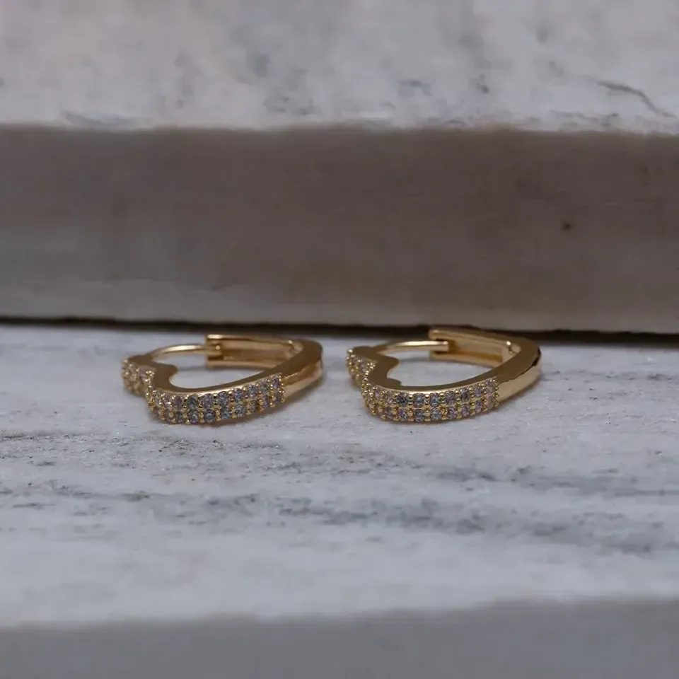 BRINCO ARGOLA CORAÇÃO FILEIRA DUPLA CRAVEJADA BANHO OURO 18K