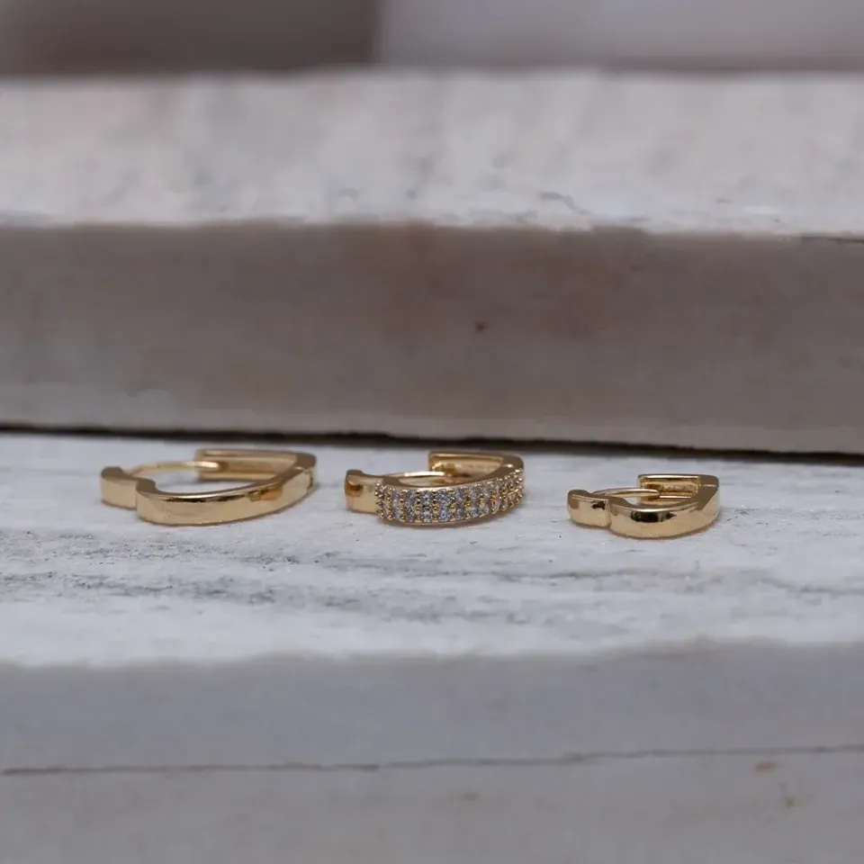 BRINCO ARGOLA CORAÇÃO P LISO BANHO OURO 18K