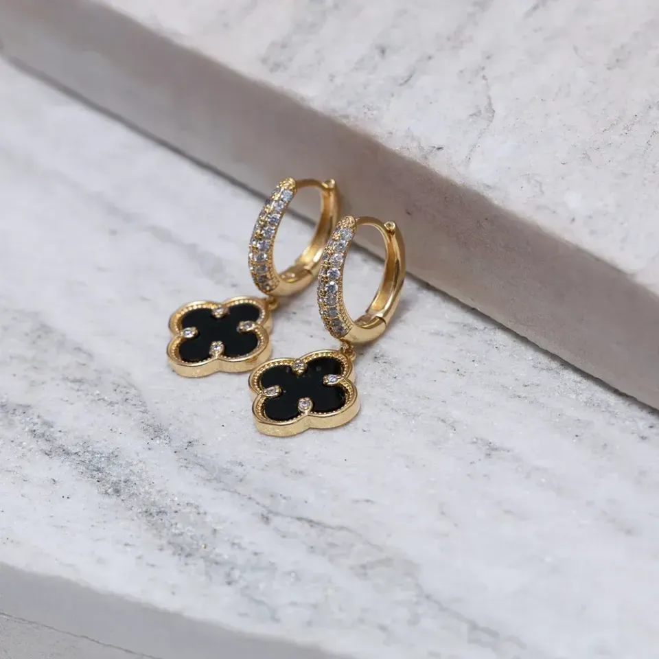 BRINCO ARGOLA CRAVEJADA COM VIRGINIA PRETO BANHO OURO 18K