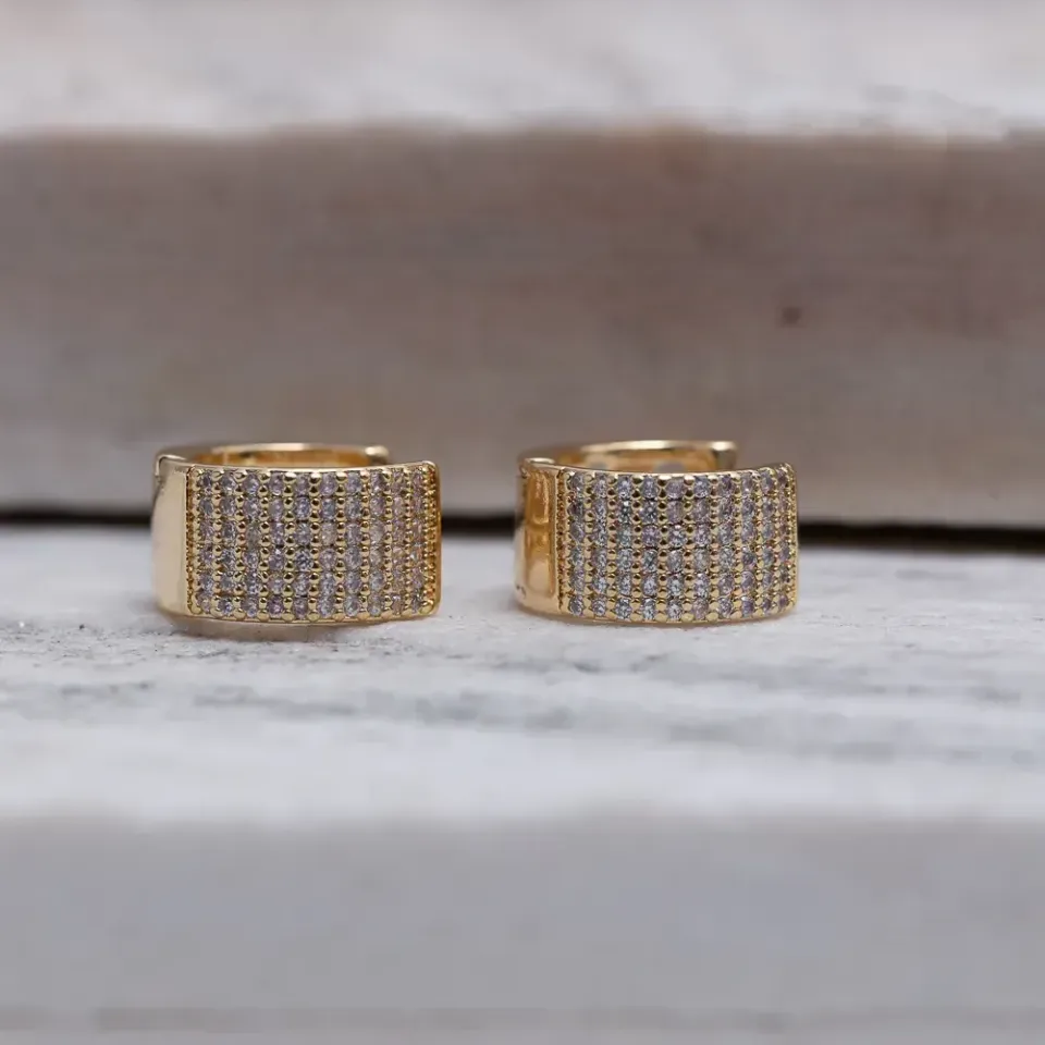 BRINCO ARGOLA M LARGA CRAVEJADA COM ZIRCÔNIAS BANHO OURO 18K